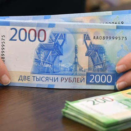 خوفاً من العقوبات.. الروبل الروسي يتراجع أمام الدولار