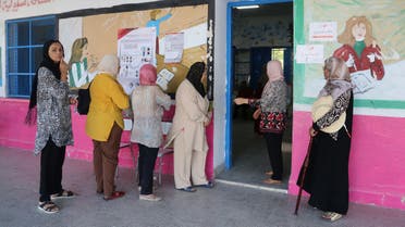 أمام أحد مراكز الاقتراع في تونس(أرشيفية- فرانس برس)