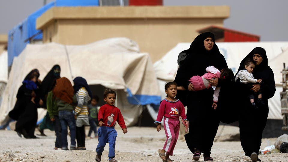 إخلاء مخيم عين عيسى بعد اشتباك عائلات داعش ومدنيين