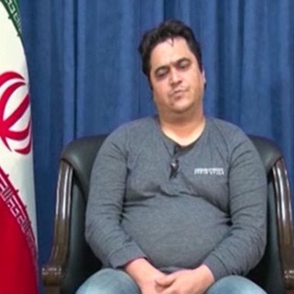 الصحافي المخطوف بإيران "يعترف".. صورة تنبش أحداثا أليمة