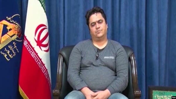 الصحافي المخطوف بإيران "يعترف".. صورة تنبش أحداثا أليمة