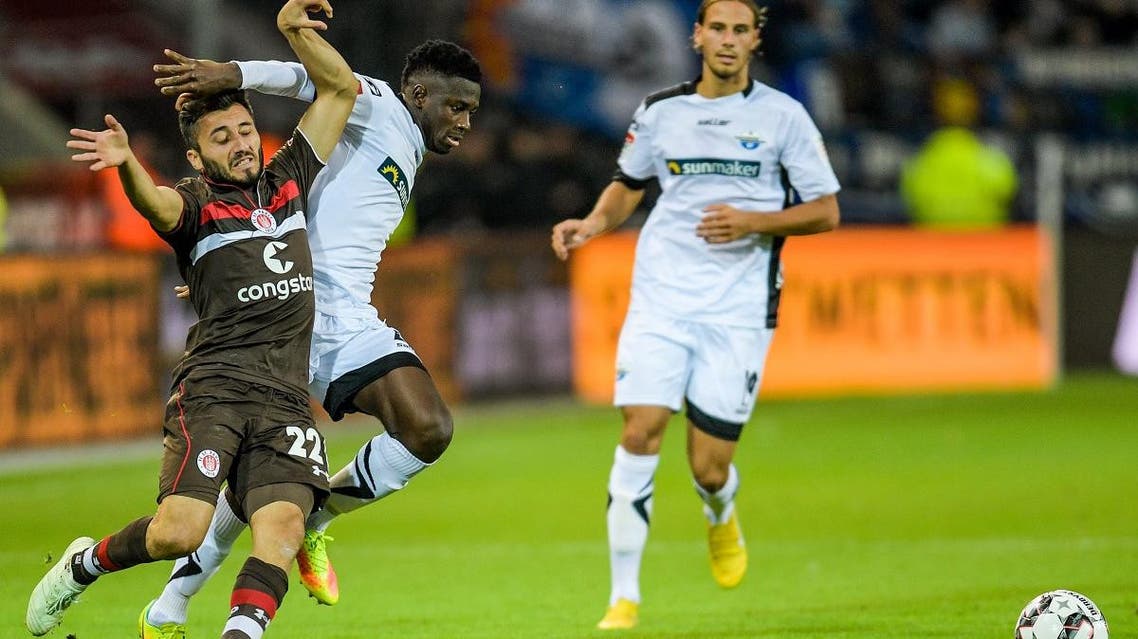 St Paulis’ Cenk Sahin (L) and Paderborn’s Jamilu Collins vie for the ball during the German second division Bundesliga football match St Pauli v Paderborn in Hamburg, northern Germany on September 26, 2018. (AFP)
