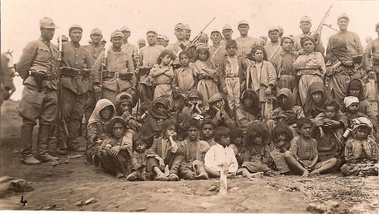 صورة لجنود أتراك التقطوا صورة رفقة عدد من أكراد درسيم قبل إعدامهم