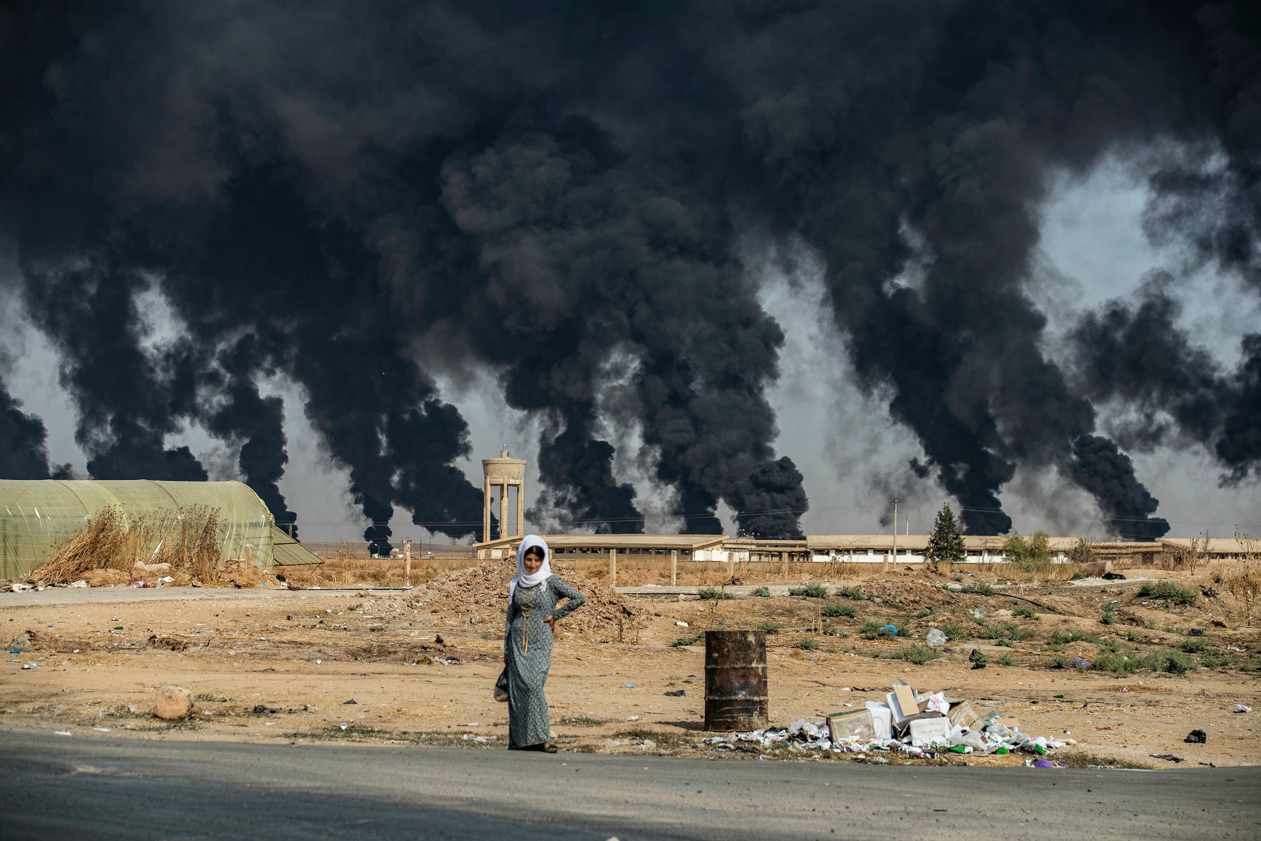 امرأة تقف بمحيط تل تمر بالقرب من مدينة رأس العين شمال سوريا(16 اكتوبر فران برس)