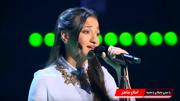 شاهد ردة فعل غريبة لوالدة متسابقة تأهلت في "ذا فويس"