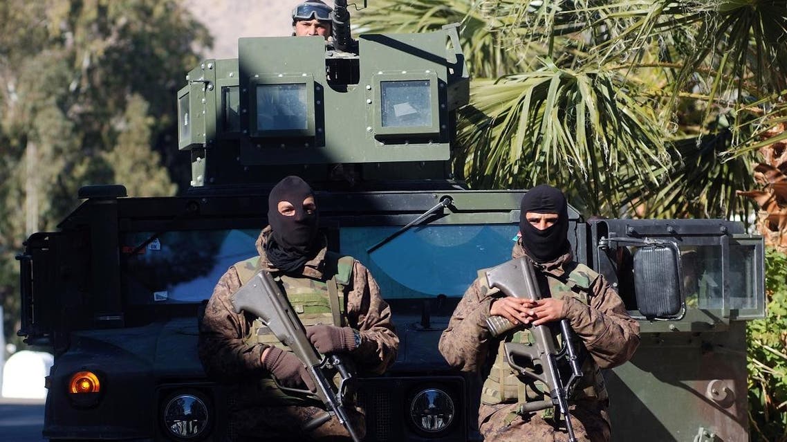 Tunisian special force stand guard in the central city of Kasserine during protests, on January 21, 2016. (AFP)