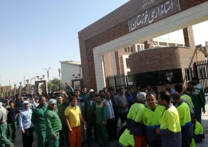 عمال البلدية في الأهواز أثناء الاحتجاجات