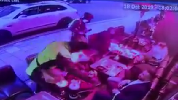 شاهد.. اعتداء مفزع بالسكاكين على سعوديين في مقهى لندني