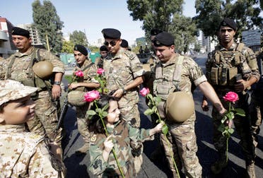 أطفال يوزعون الورود على الجيش اللبناني - أرشيفية