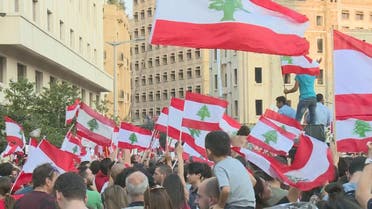 لبنانی فوج مظاہرین کے ساتھ مل کر نعرے لگا رہی ہے