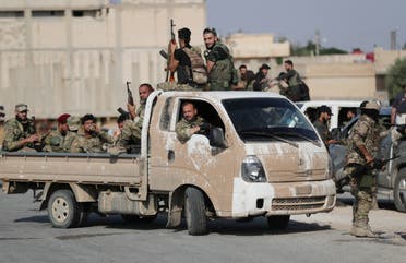 مقاتلون من المعارضة السورية المدعومة من تركيا قرب مدينة تل أبيض الحدودية في سوريا يوم الثلاثاء - رويترز