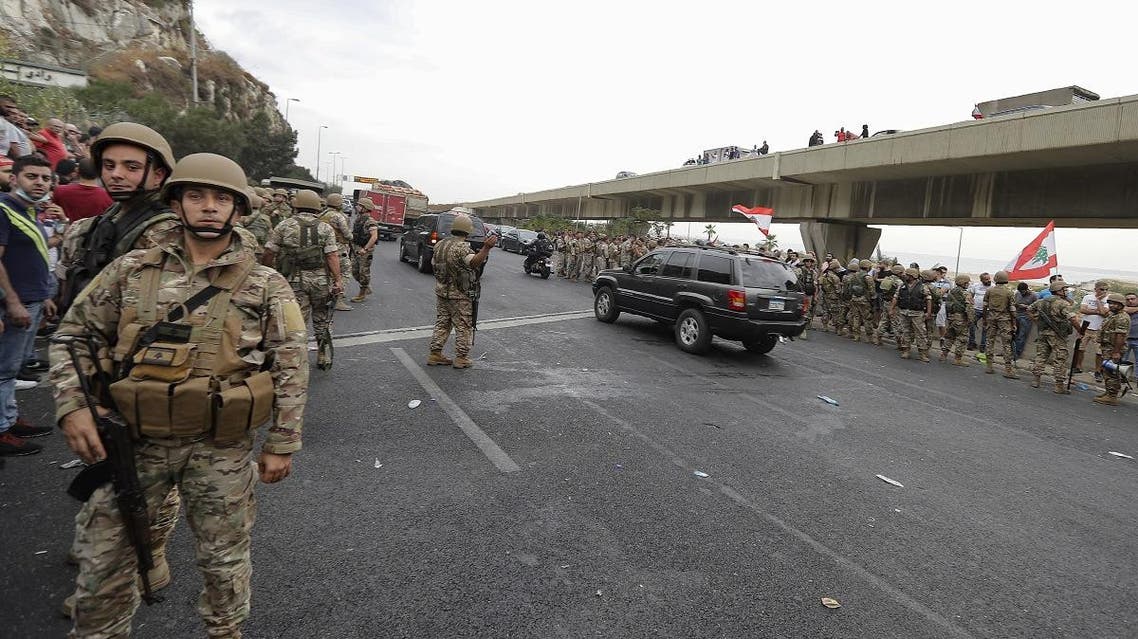 Lebanese army opens blocked roads. (AFP)