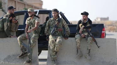 مقاتلون من المعارضة السورية المدعومة من تركيا قرب مدينة تل أبيض الحدودية في سوريا يوم الثلاثاء - رويترز