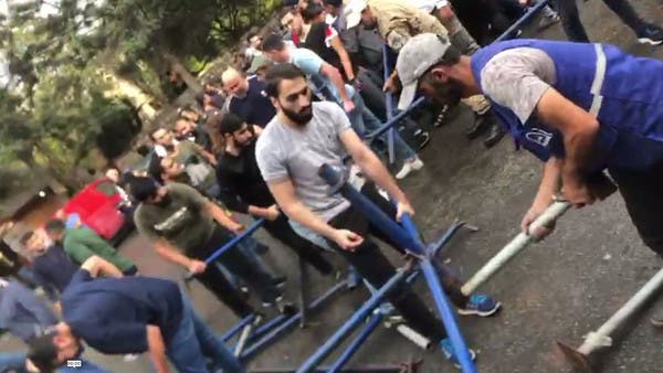 "زعران حزب الله".. يرفعون العصي على المحتجين في النبطية