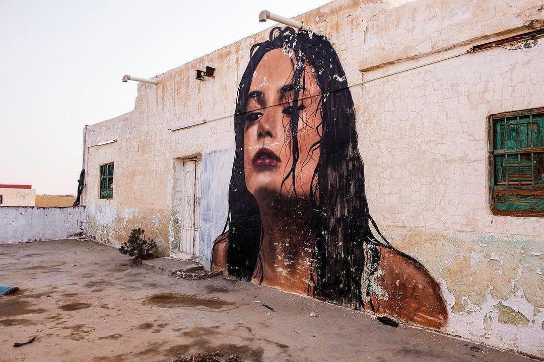 رسام سعودي يحول البيوت المهجورة إلى لوحات فنية