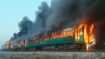 شاهد القطار يشتعل في باكستان وبدقائق يقتل 71 راكباً