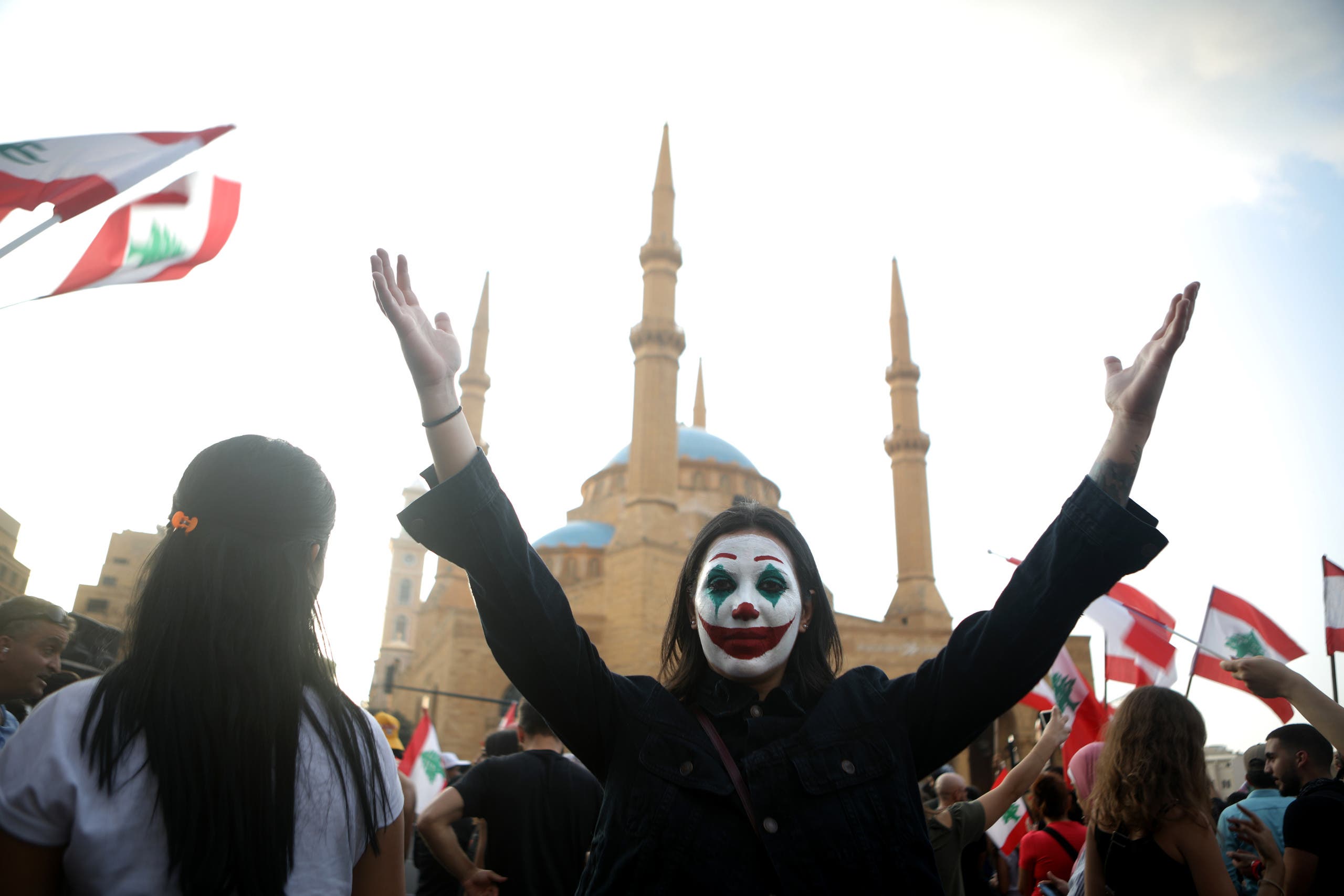 متظاهرة لبنانية ترتدي قناع "الجوكر"