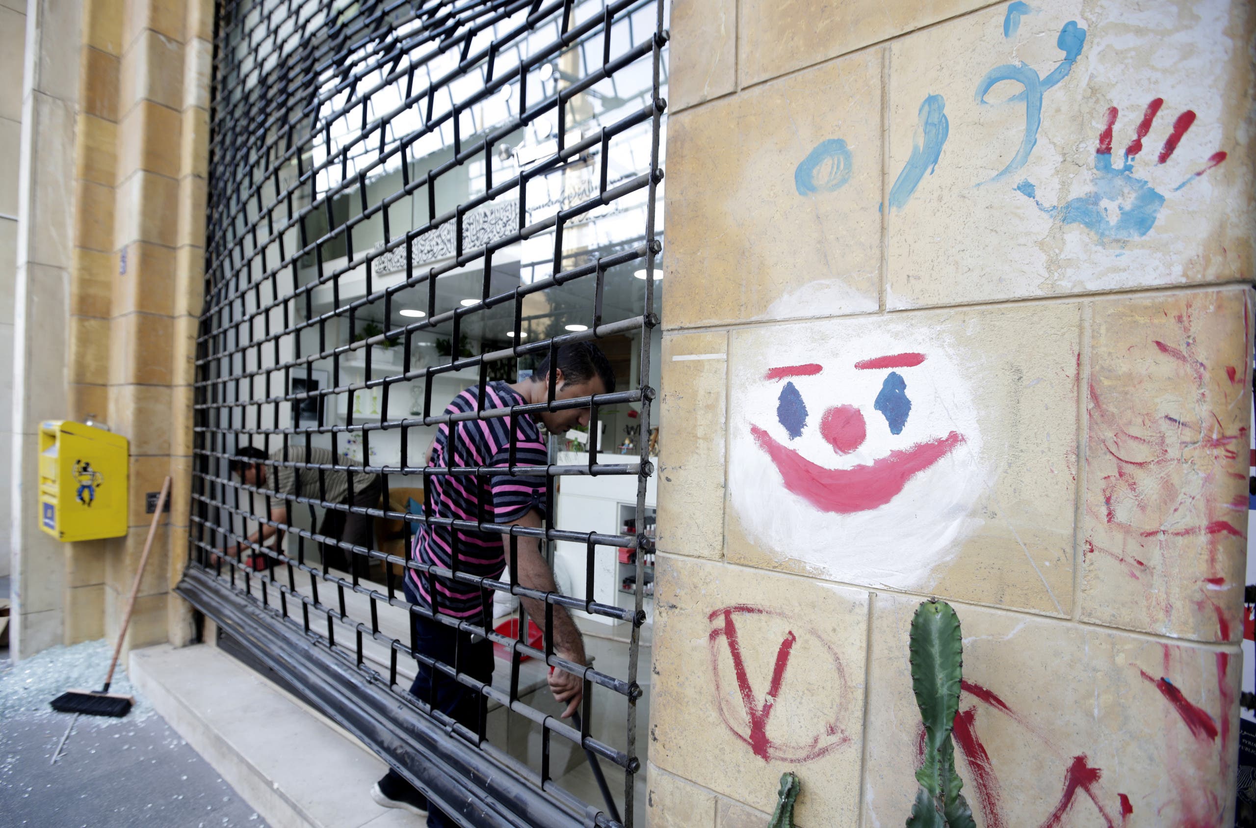 قناع الجوكر مرسوم على أحد جدران بيروت