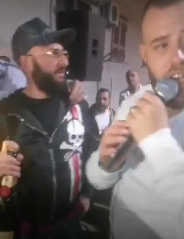 المغني يحتفل بإطلاق سراح زعيمي المافيا