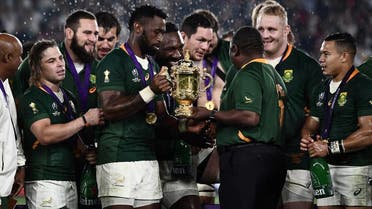 South Africa's President Cyril Ramaphosa (center R) and South Africa's flanker Siya Kolisi (center L) hold the Webb Ellis Cup as they celebrate winning the Japan 2019 Rugby World Cup final match between England and South Africa on November 2, 2019. (AFP)