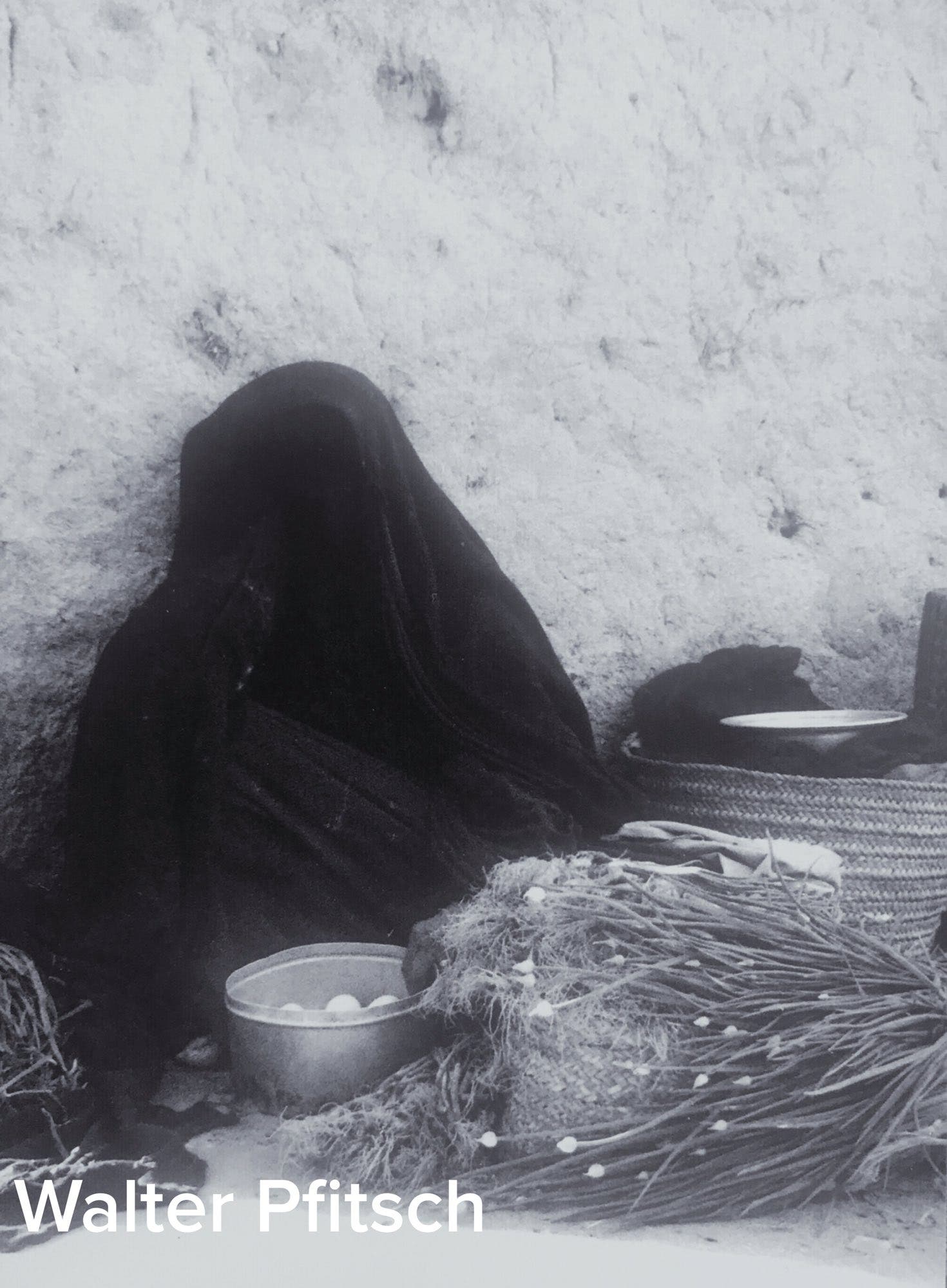 سيدة تبيع في السوق بعض المنتجات المحلية