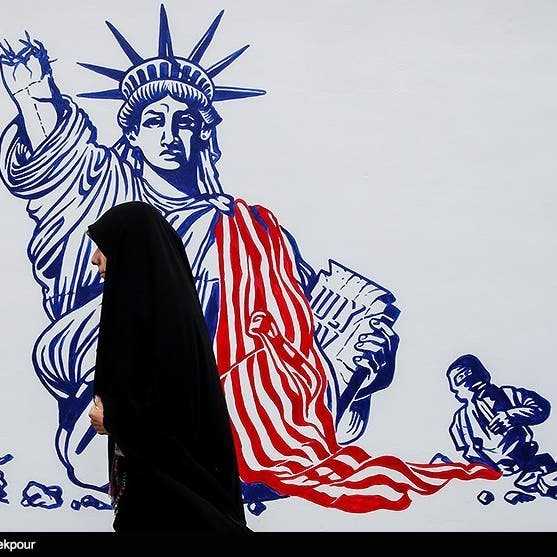 إيران تغطي جدران سفارة أميركا السابقة برسوم معادية