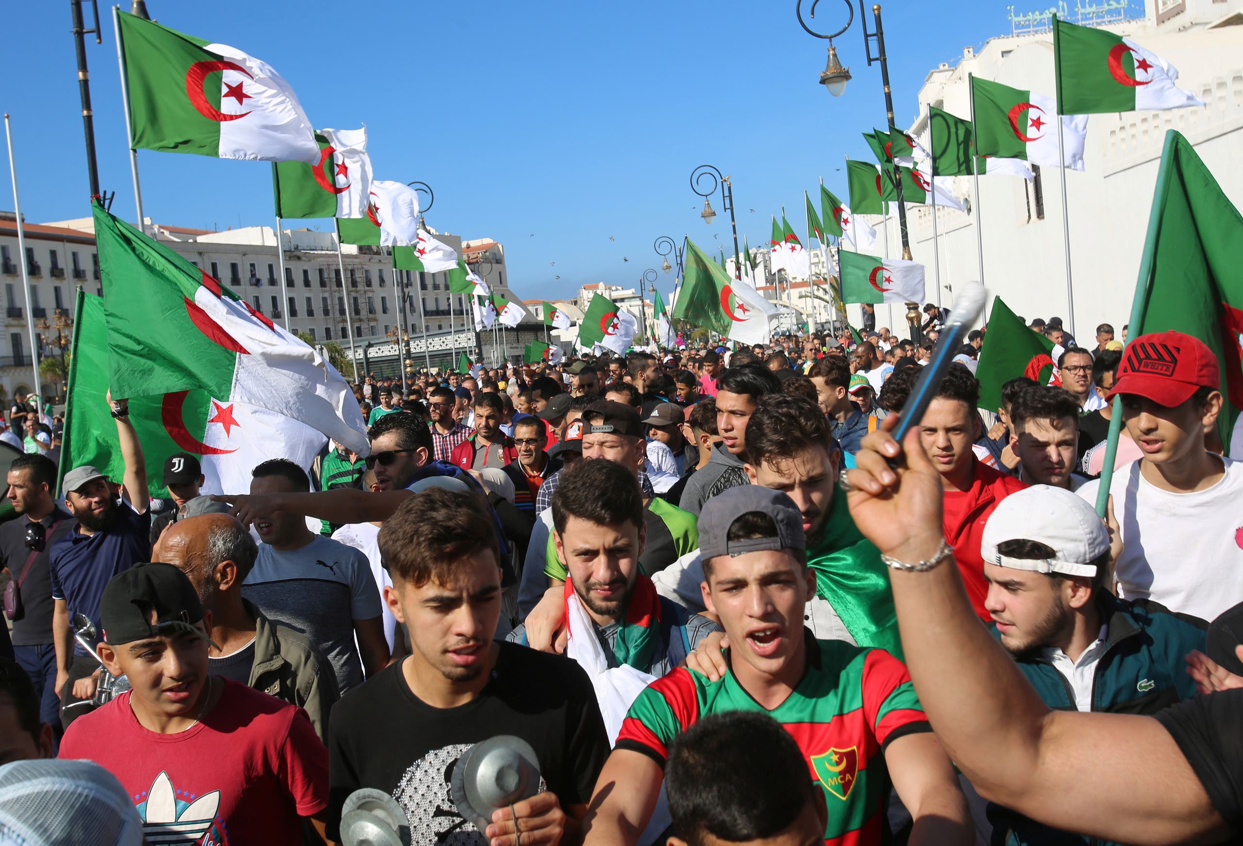 الاحتجاجات المستمرة في الجزائر رفضاً للانتخابات ولرموز عهد بوتفليقة