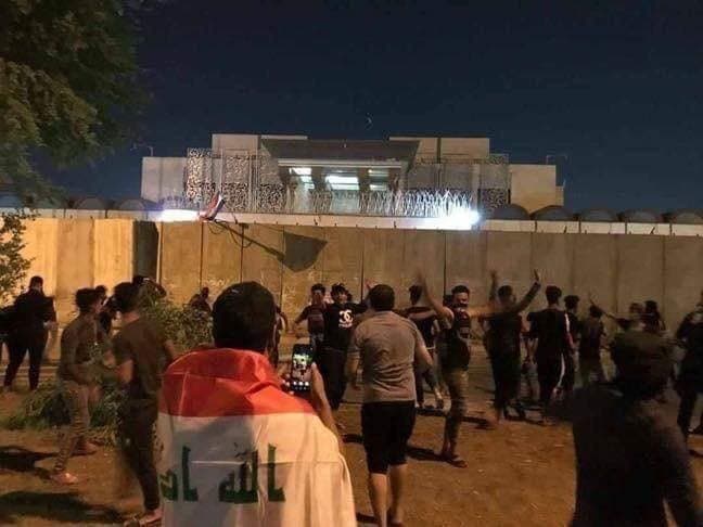 العراق.. متظاهرون يرفعون علم بلادهم على قنصلية إيران بكربلاء
