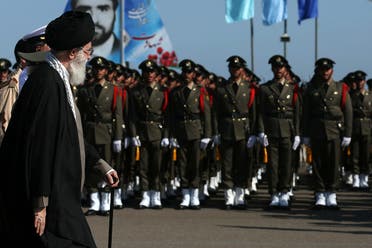 خامنئي مع قوات من الجيش الإيراني