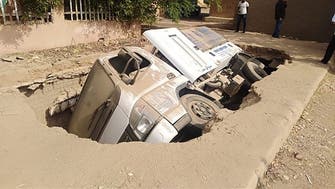 مصر.. الأرض تبتلع سيارة بشكل مفاجئ وإصابة اثنين