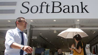 People walk by a SoftBank shop in Tokyo, august 2019 - AP