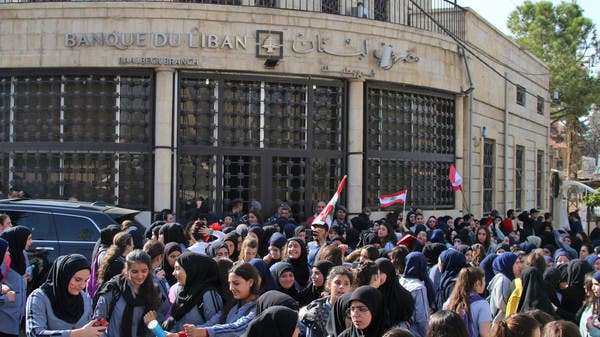 شاهد.. هتافات وشارعان يتقابلان في بيروت