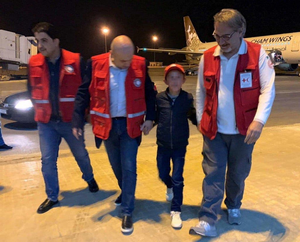الطفل ألفين خلال رحلة العودة لوالده