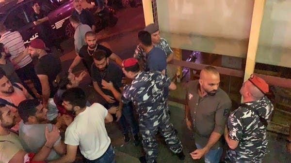 شاهد المتظاهرين يهاجمون مطعم كباب في بيروت للأكل مجانا