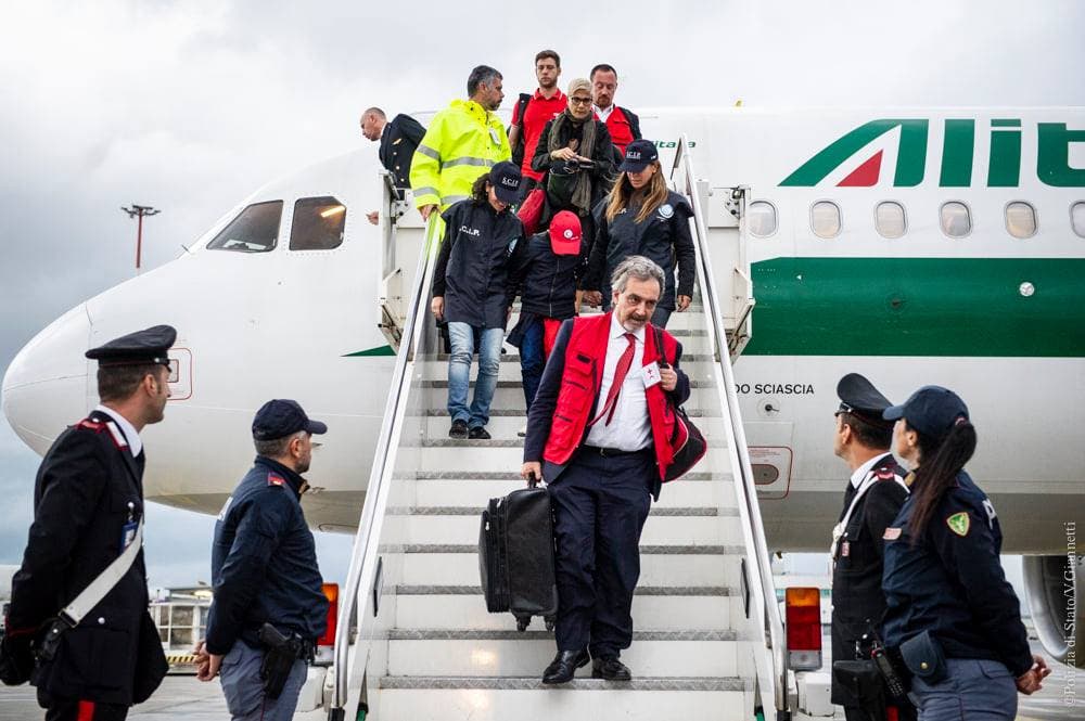 الطفل ألفين ينزل من الطائرة التي أعادته لروما