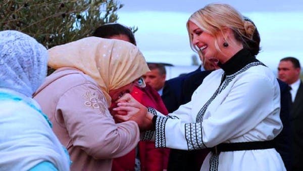 فيديو لمغربية تقبّل يد إيفانكا وآخر تدافع فيه عن القبلة
