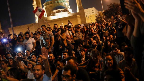 لبنان.. تحذير من نفاد مخزون الوقود وعون يبحث الوضع المالي