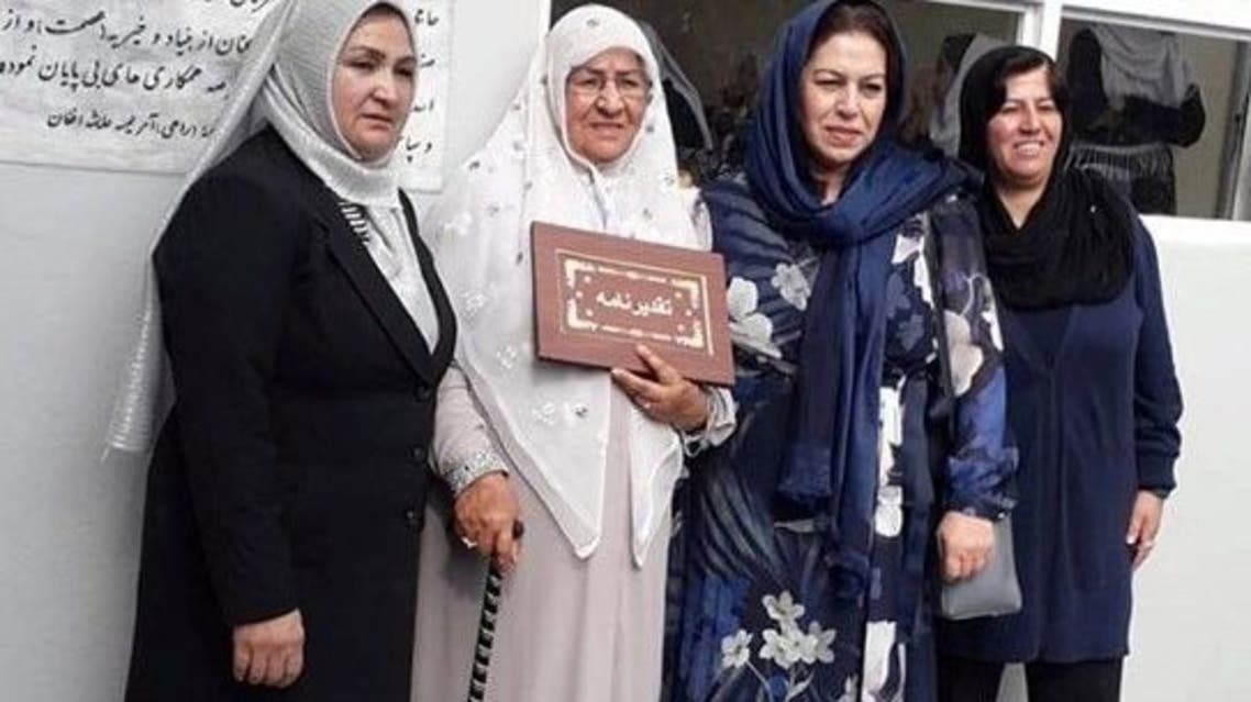 افغانستان... یک زن در بلخ از بودجه شخصیاش شش صنف درسی ساخت