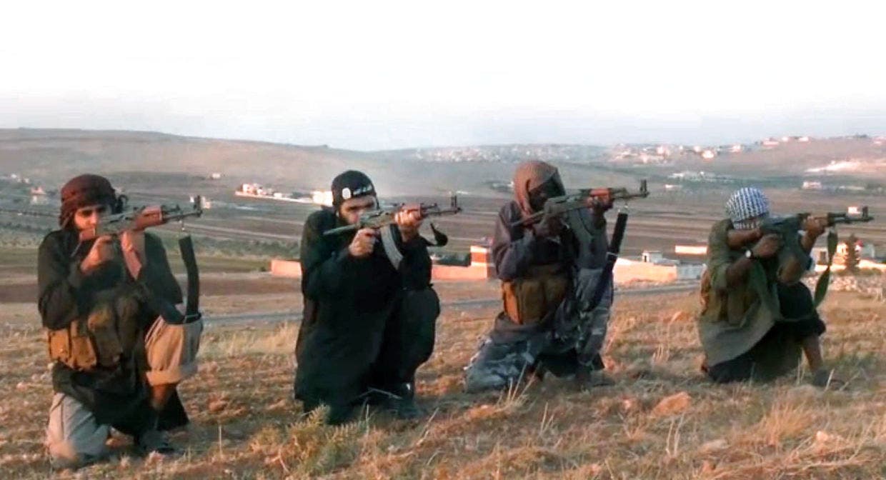 أحمد سالم الحج (الثاني من اليمين) في فيديو لداعش