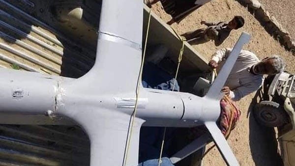 صور.. يمني يسقط "درون" حوثية بسلاحه الشخصي