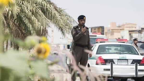 القبض على رجل وفتاة هددا العامة بسلاح ناري في الطائف