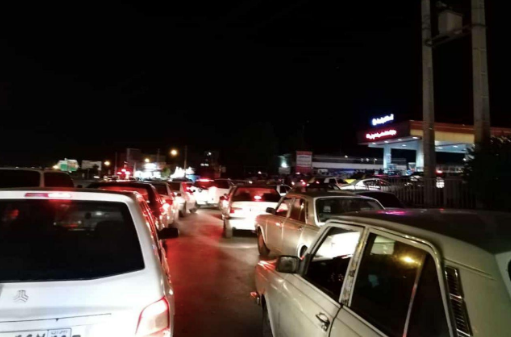 طوابير السايرات في محطة بالعاصمة طهران