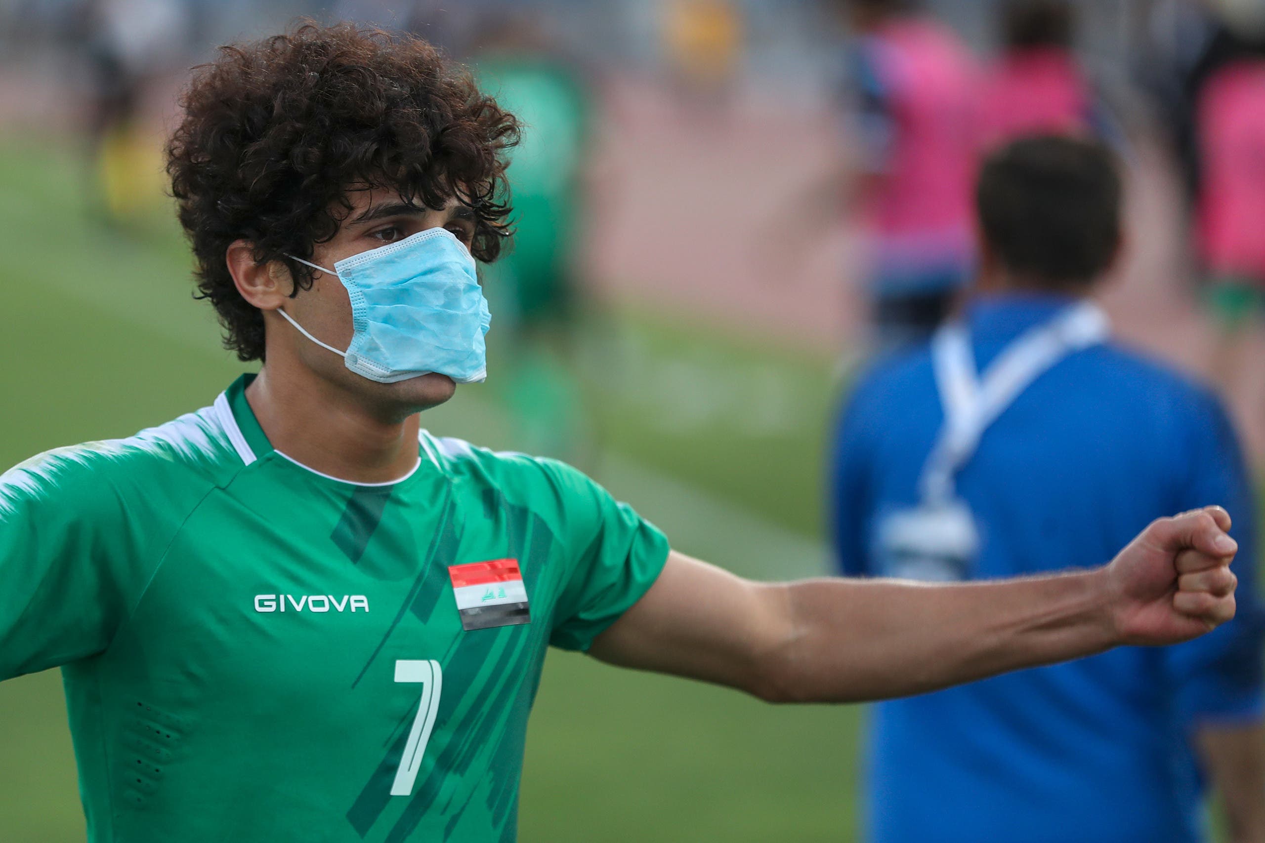 لاعب المنتخب العراقي يتضامن مع المتظاهرين