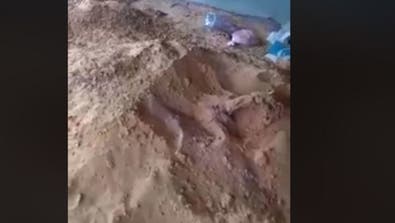 شاهد الجيش الليبي يعثر على مقبرة جماعية لأطفال ومرتزقة