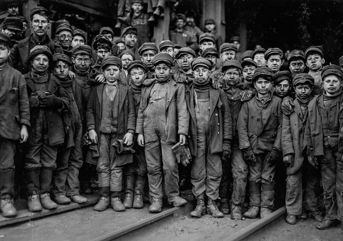 صورة تعود لعام 1911 لعدد من الأطفال الذين عملوا على استخراج الفحم