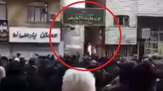 إيران تشتعل.. متظاهرون يحرقون مقرات الباسيج في طهران