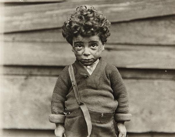 صورة التقطت من قبل لويس هاين عام 1907 لطفل أجبر على العمل لمساعدة عائلته