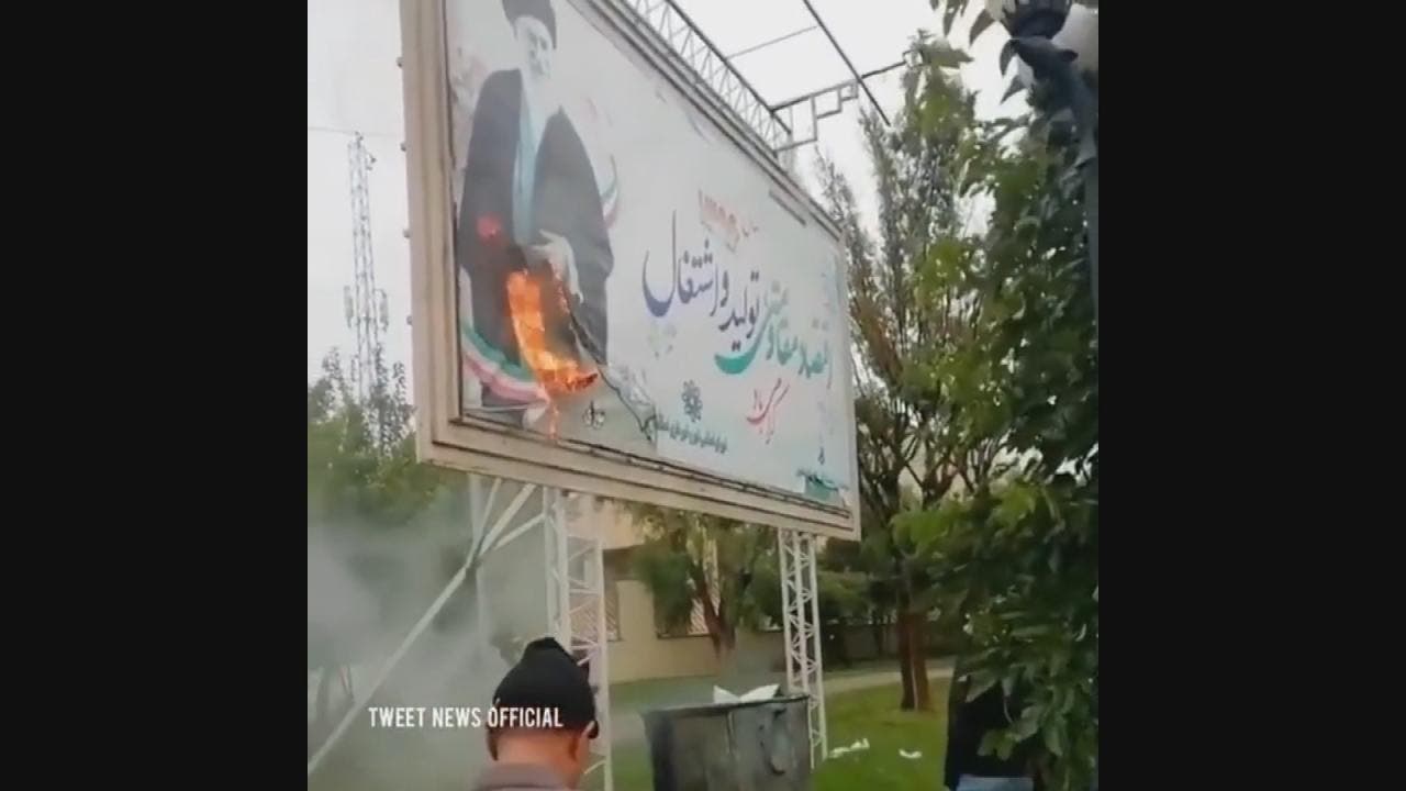 حرق صورة المرشد خامنئي من قبل المتظاهرين في اسلامشهر والتي تبعد 12 كليومتر عن طهران العاصمة