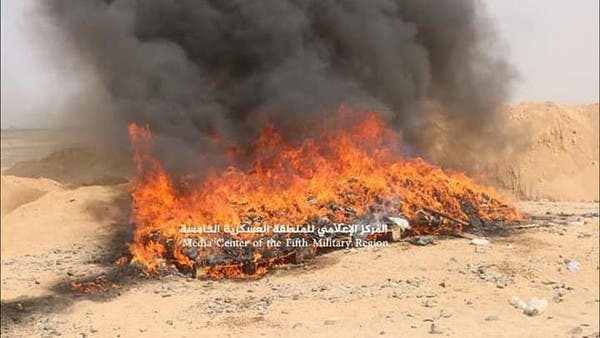 فيديو.. إتلاف طن ونصف من الحشيش كانت في طريقها للحوثيين