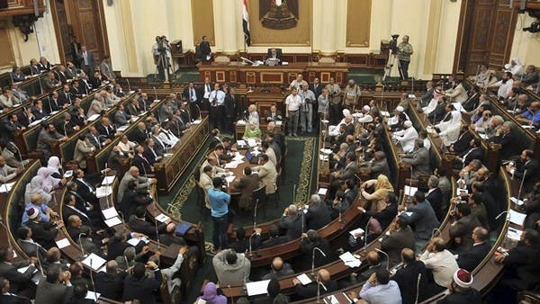 وزير مصري يغادر البرلمان غاضباً.. لهذه الأسباب